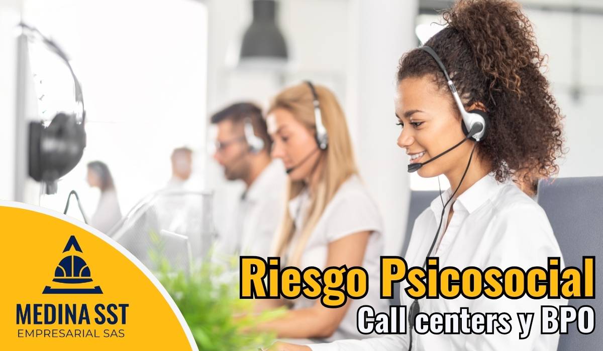 Asesores de call center con diadema en una operación de atención al usuario