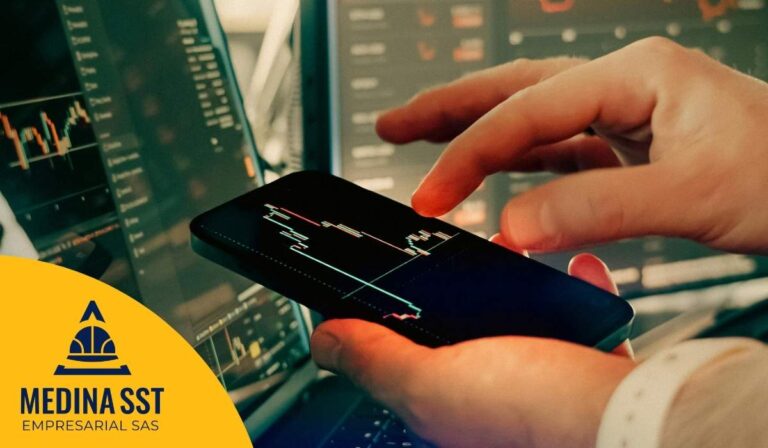 Analista de riesgos evaluando el Riesgo Psicosocial en Sector Financiero y Cooperativo durante el estudio de créditos.