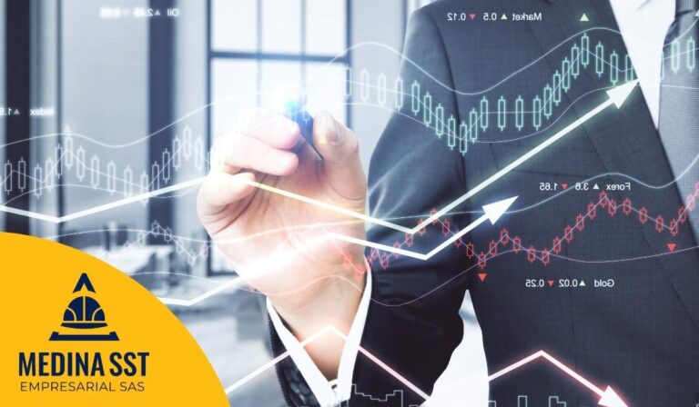 Cajero gestionando el Riesgo Psicosocial en Sector Financiero y Cooperativo durante el manejo de transacciones.