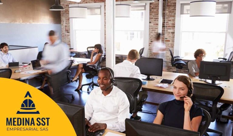 Personal de seguridad gestionando el Riesgo Psicosocial en Servicios Temporales y Outsourcing ante turnos rotativos.