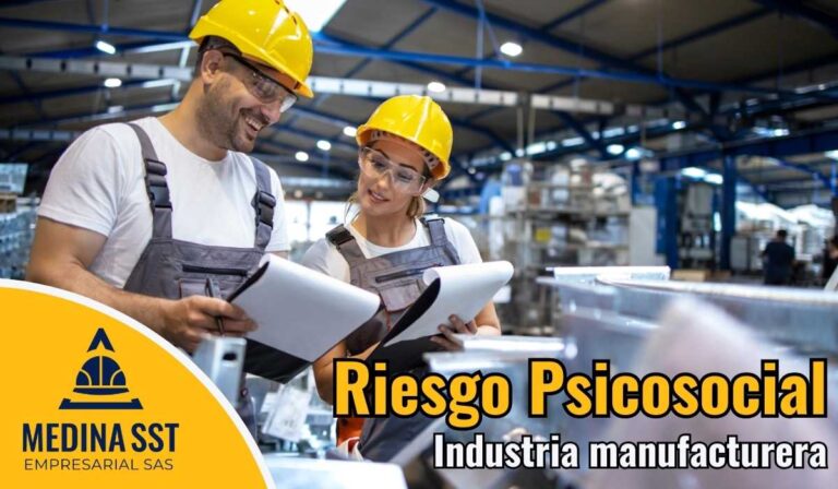 Especialista evaluando el riesgo psicosocial en industria manufacturera durante una jornada de salud ocupacional.
