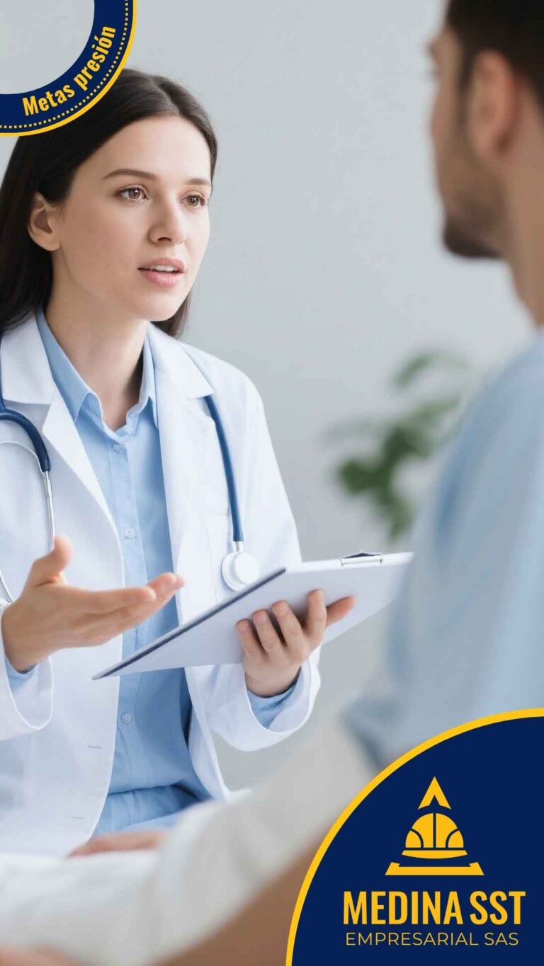 Personal de limpieza gestionando el Riesgo Psicosocial en Sector Salud Privado ante la exposición a riesgos biológicos.