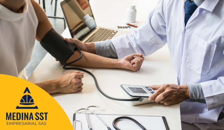 Equipo quirúrgico gestionando el Riesgo Psicosocial en Sector Salud Privado durante procedimientos de alta complejidad.