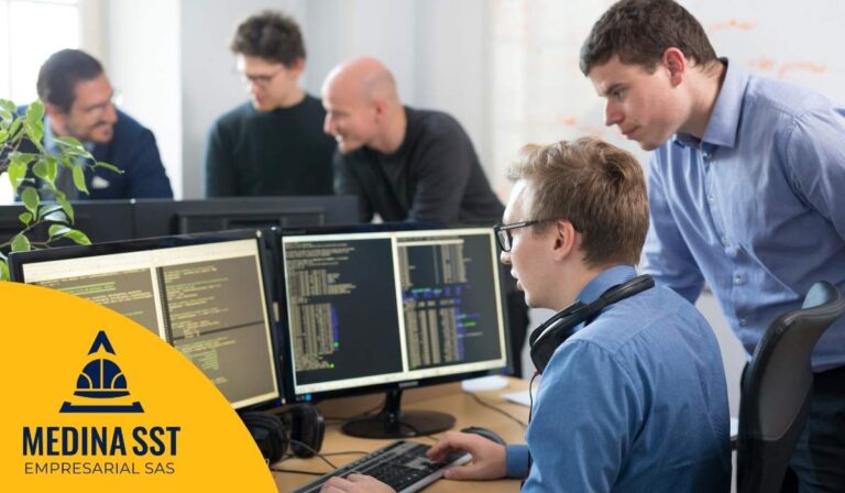 Diseñador UX gestionando el Riesgo Psicosocial en Tecnología y Desarrollo de Software durante sesiones de prototipado.