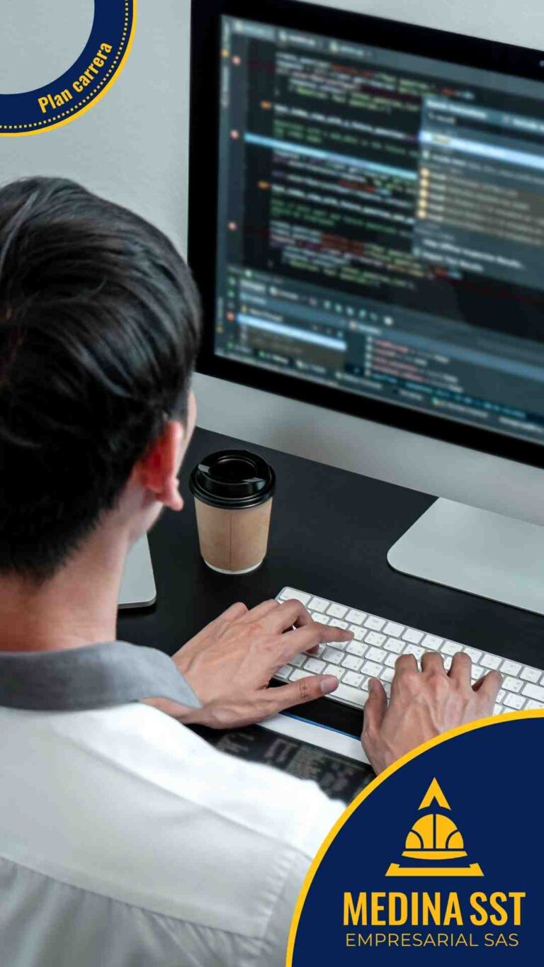 Desarrollador gestionando el Riesgo Psicosocial en Tecnología y Desarrollo de Software durante el trabajo remoto.