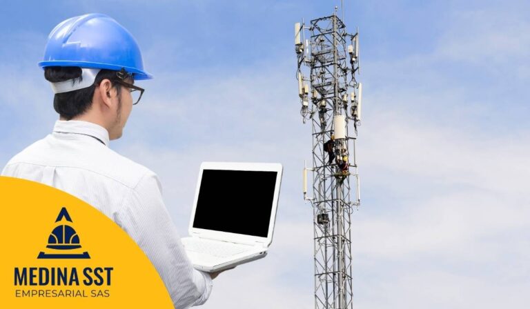 Colaborador de telecomunicaciones gestionando su jornada laboral con equilibrio y salud mental.