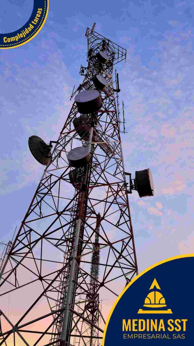 Consultoría de Medina SST aplicando la batería de riesgo psicosocial en una empresa de tecnología y telecomunicaciones.