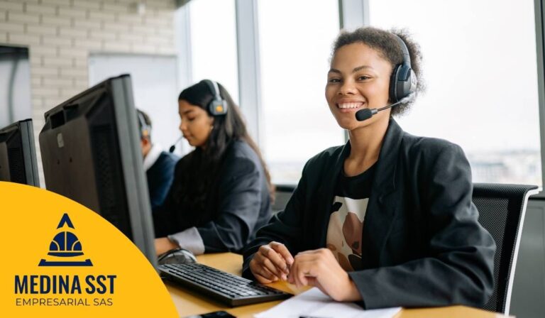 Agentes de call center de telecomunicaciones gestionando el estrés y la carga mental laboral.