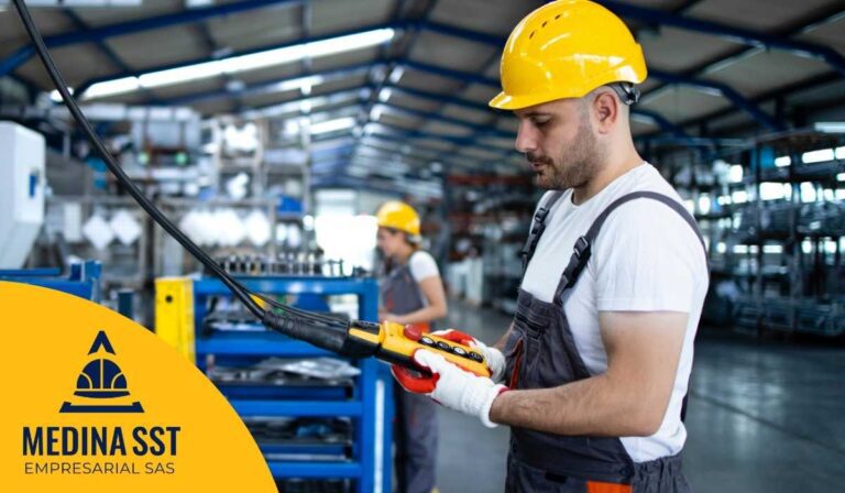 Especialista en seguridad ocupacional evaluando las condiciones de trabajo y la carga mental de un operario en una planta industrial.