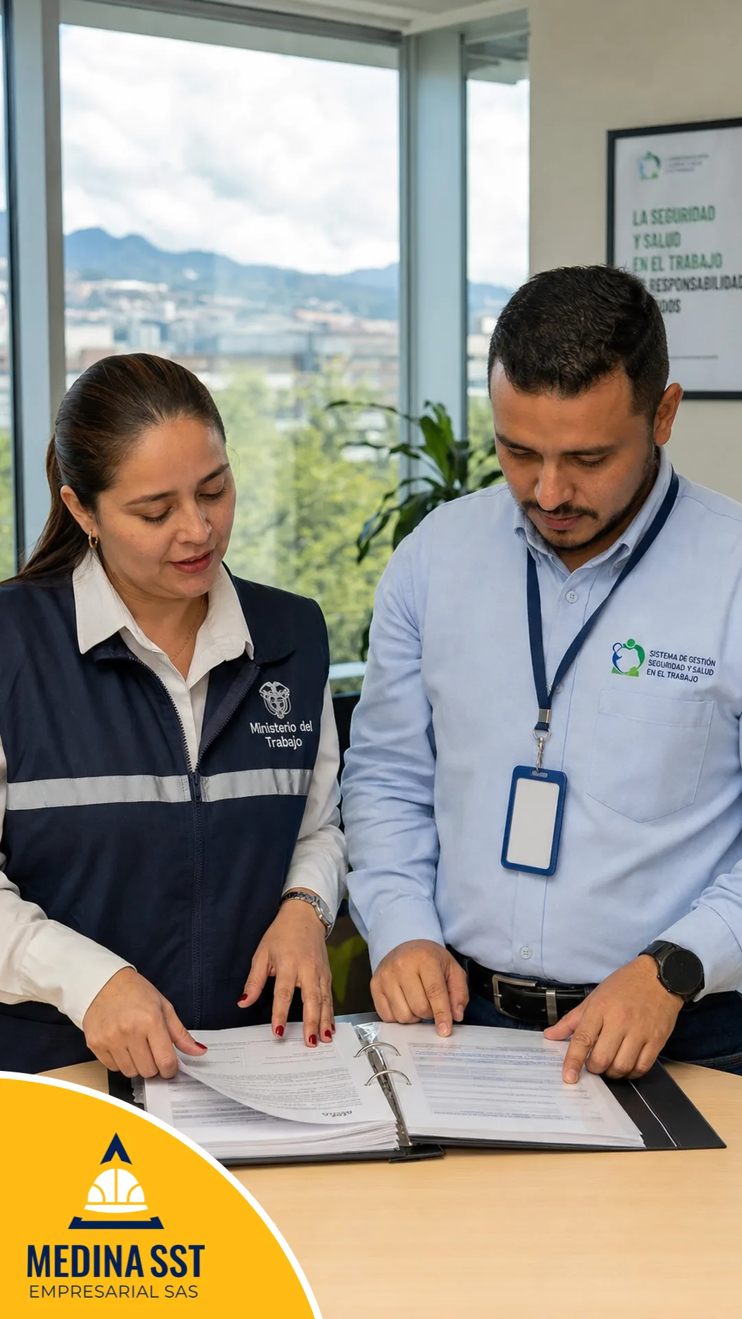 La evidencia que revisa una visita del Ministerio de Trabajo Inspector revisando junto al responsable del SG-SST las evidencias de ejecución del plan de trabajo anual en una empresa