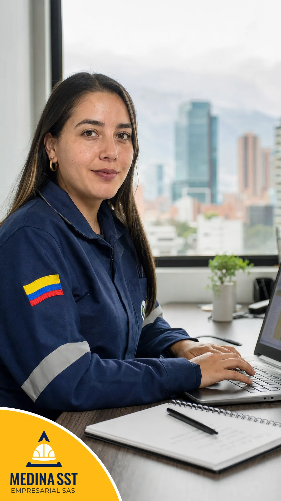 Llenando el Excel del plan de trabajo anual SST Responsable del SG-SST llenando en su computador el Excel del plan de trabajo anual de una empresa colombiana