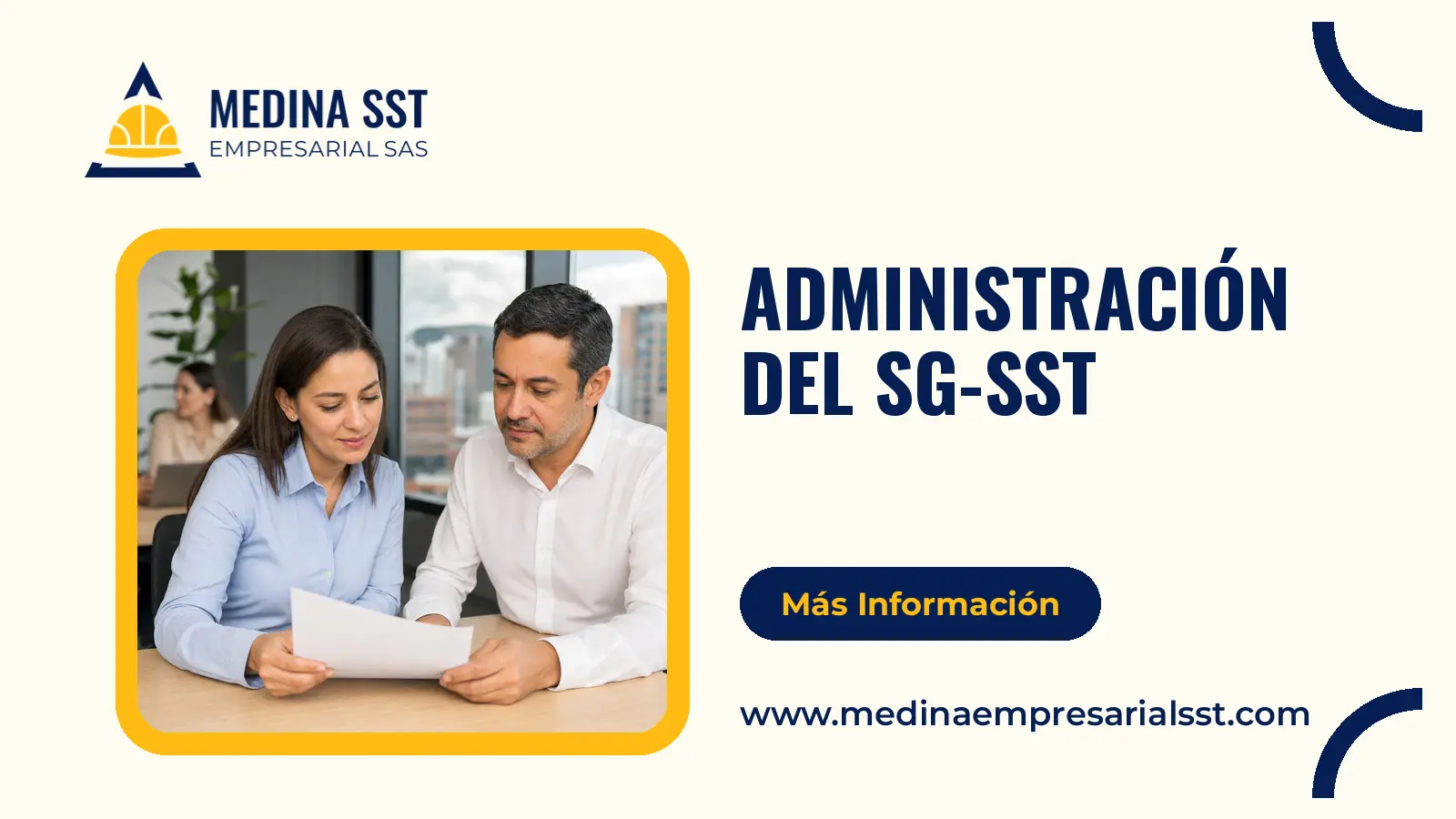 Dos profesionales revisando juntos en la oficina los documentos de la administración del SG-SST de una empresa colombiana