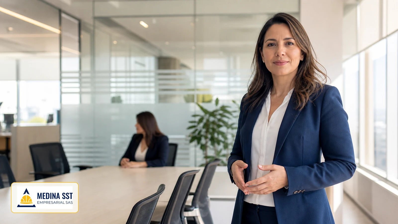 Profesional de seguridad y salud en el trabajo en una empresa colombiana durante una visita de inspección del Ministerio de Trabajo