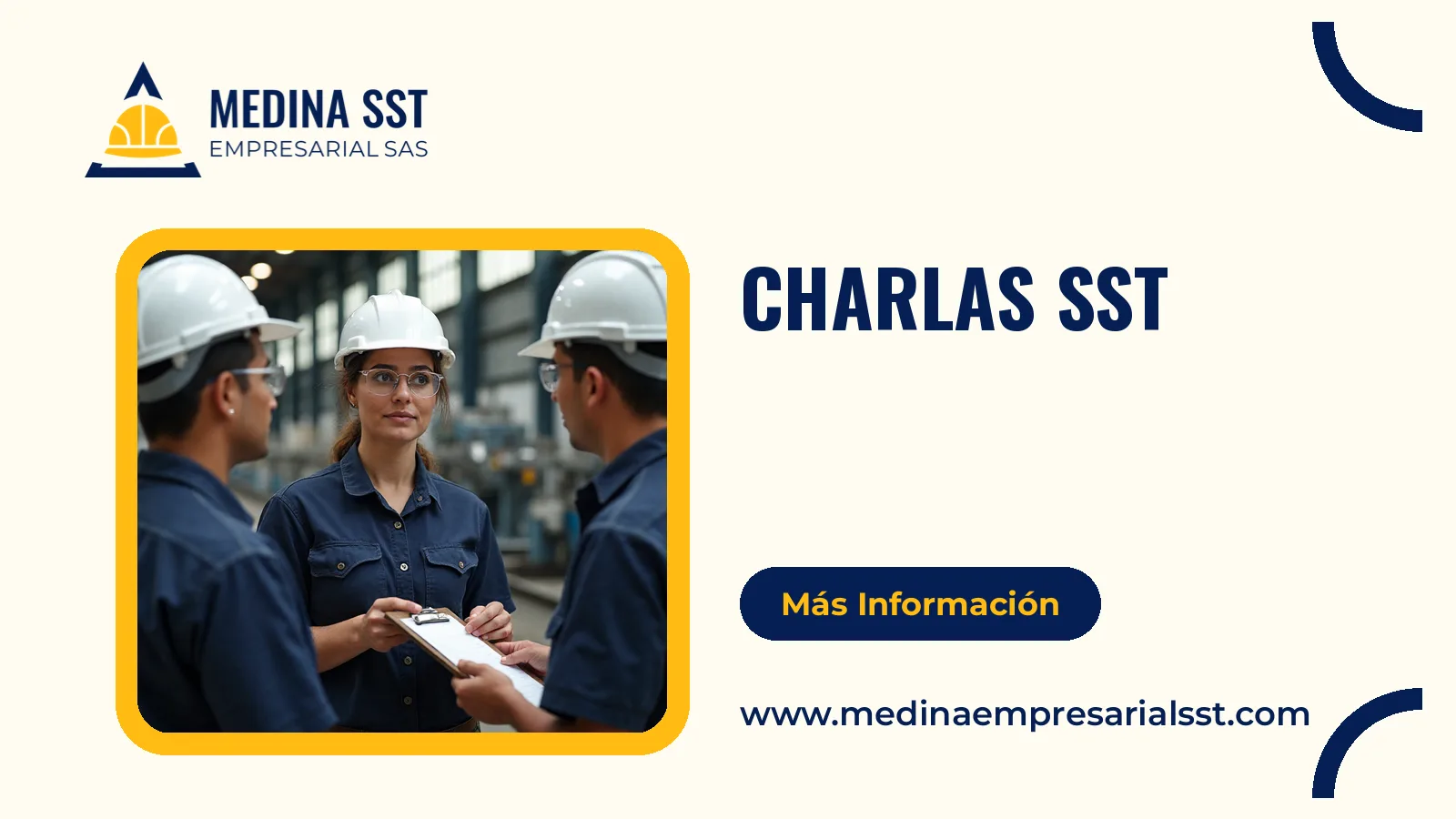 Profesional de SST dando la charla de seguridad del turno a un grupo de trabajadores con casco y gafas