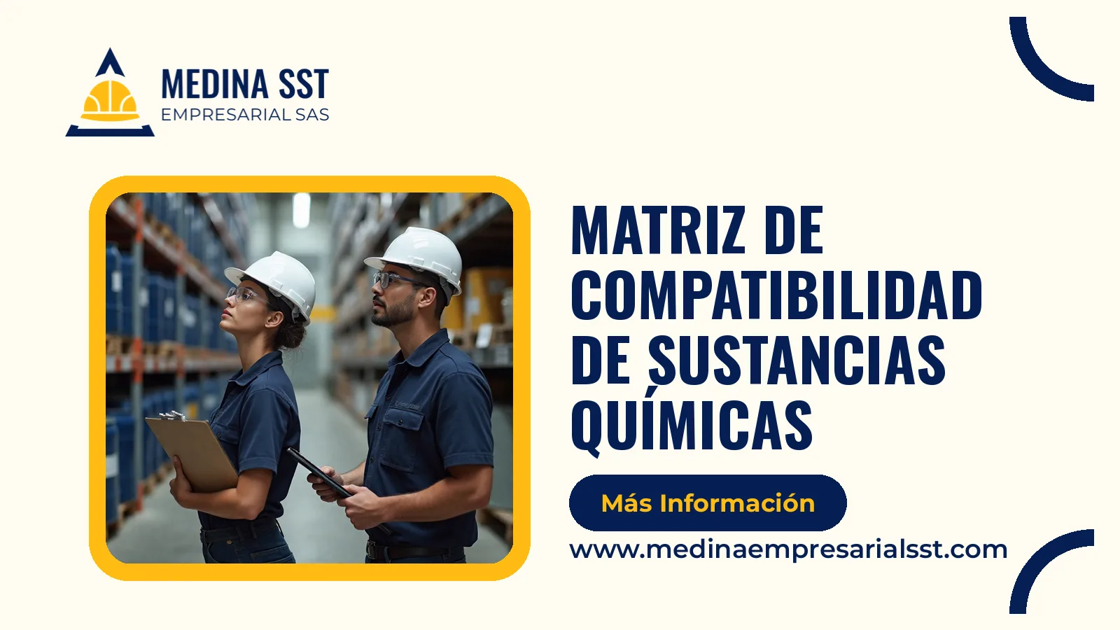 Responsable de SST revisa la matriz de compatibilidad de sustancias químicas frente a las estanterías de una bodega