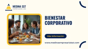 Grupo de cinco empleados de oficina diversos, sonriendo mientras comparten un desayuno saludable con frutas y café en una sala de juntas