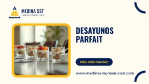 Mesa corporativa elegante con vasos transparentes de parfaits de yogur griego, frutas y granola, junto a tazas de café