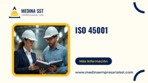 Auditora externa y jefe de planta colombianos revisan juntos una carpeta abierta durante una auditoría ISO 45001 en una planta industrial