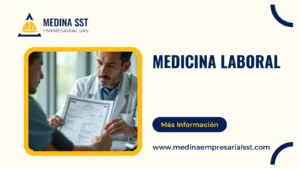 Médico especialista en seguridad y salud en el trabajo revisando los exámenes ocupacionales de un trabajador de obra