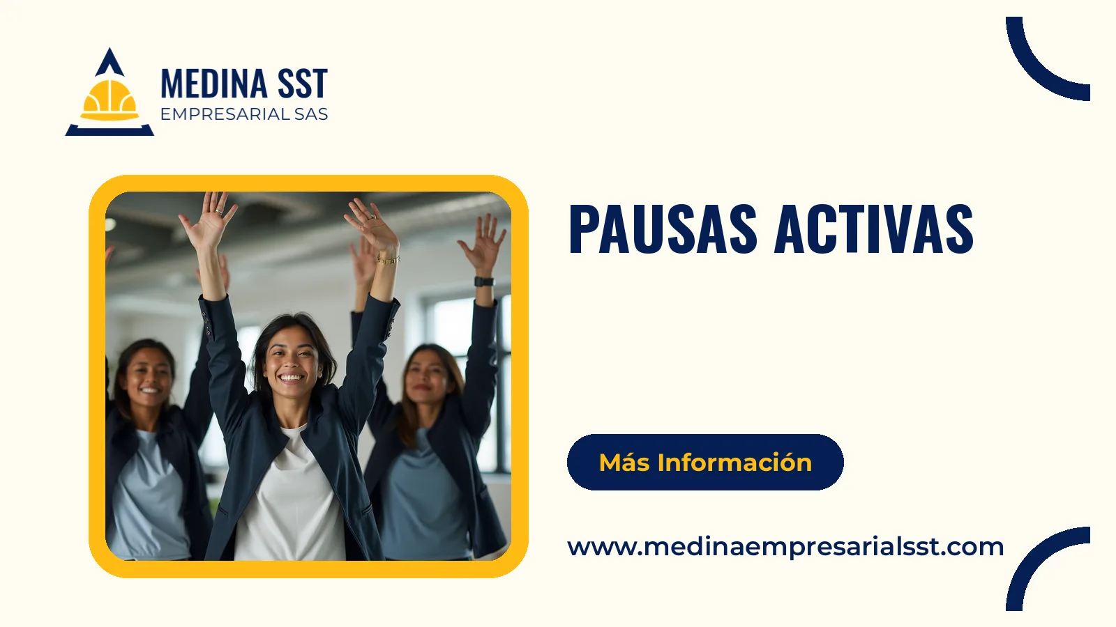 Grupo de empleados de oficina realizando ejercicios de estiramiento guiados por un profesional