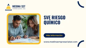 Profesional en SST inspeccionando el rotulado de sustancias químicas bajo el SGA en una estantería industrial