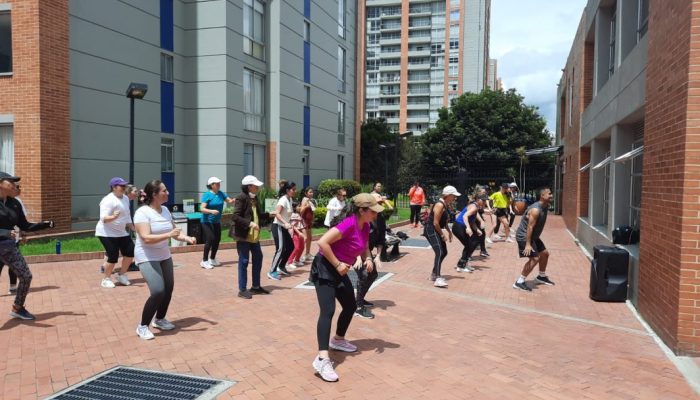 Pausa activa en el trabajo Empleados realizando pausas activas en la oficina